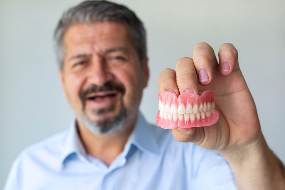 7 tips for choosing the right dentures